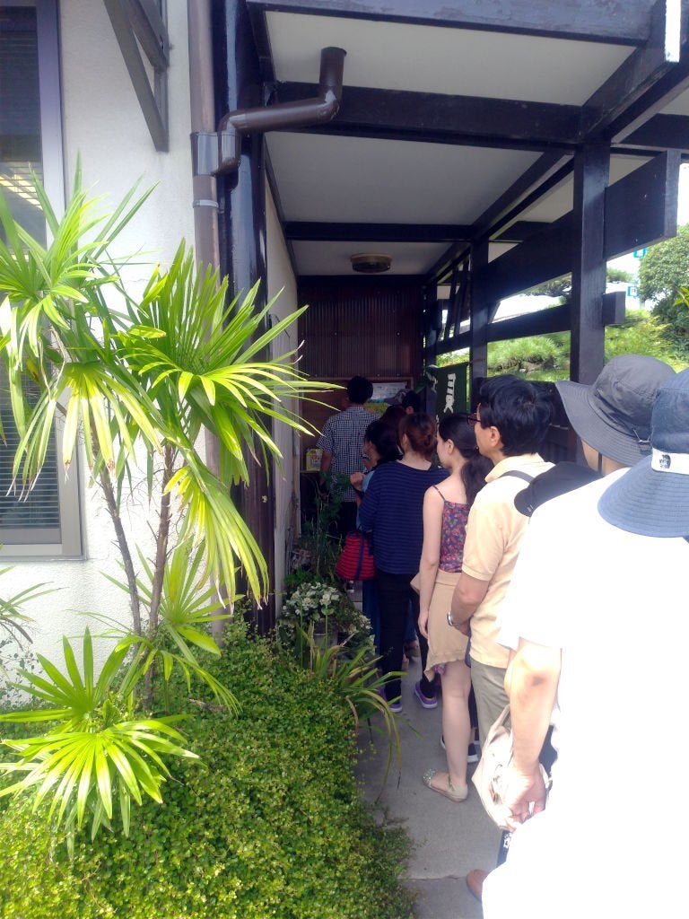長田うどんに到着したら、既に行列が出来ていた。